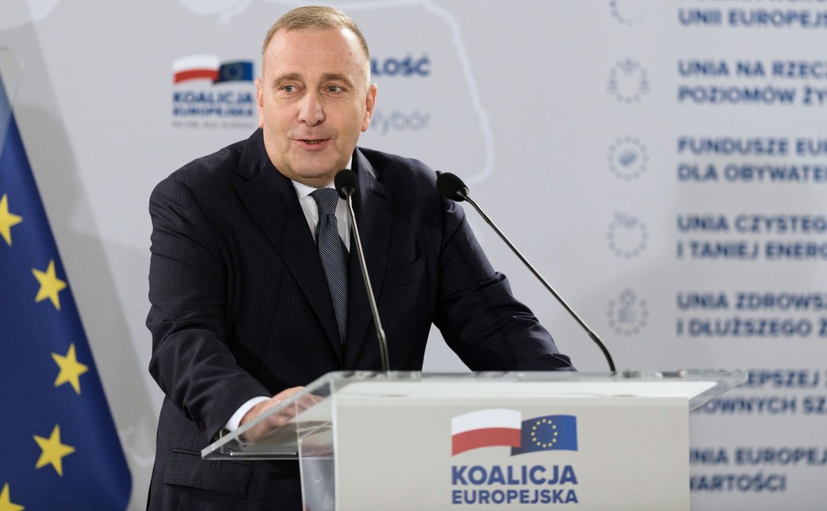 Przewodniczący PO Grzegorz Schetyna przemawia podczas regionalnej konwencji Koalicji Europejskiej w Poznaniu