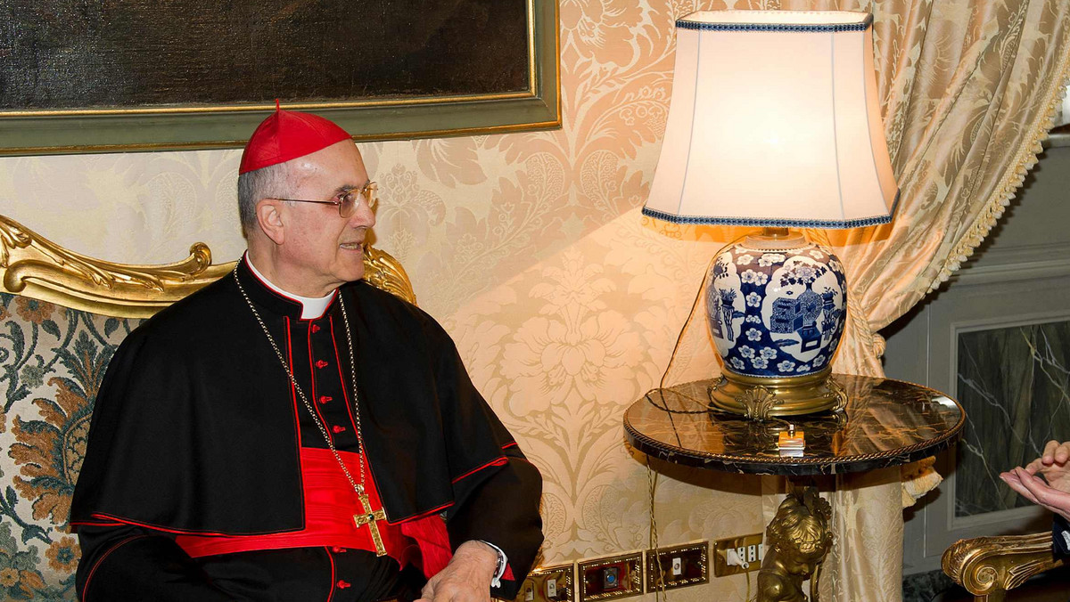 Watykański sekretarz stanu kardynał Tarcisio Bertone wyraził we wtorek opinię, że Unia Europejska "niewątpliwie głęboko zawiodła" w obliczu kryzysu imigracyjnego. Kardynał Bertone zaapelował do UE, by pomogła Włochom, zmagającym się z tym kryzysem.
