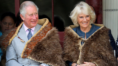 Książę Karol i księżna Camilla odwiedzili Nową Zelandię. Przymierzyli tam tradycyjne stroje!