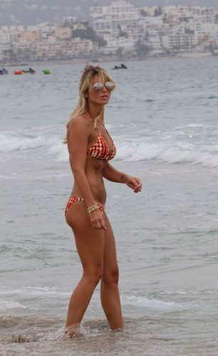 Żona Stevena Gerrarda lepiej wypadła na plaży niż jej słynny mąż na mundialu