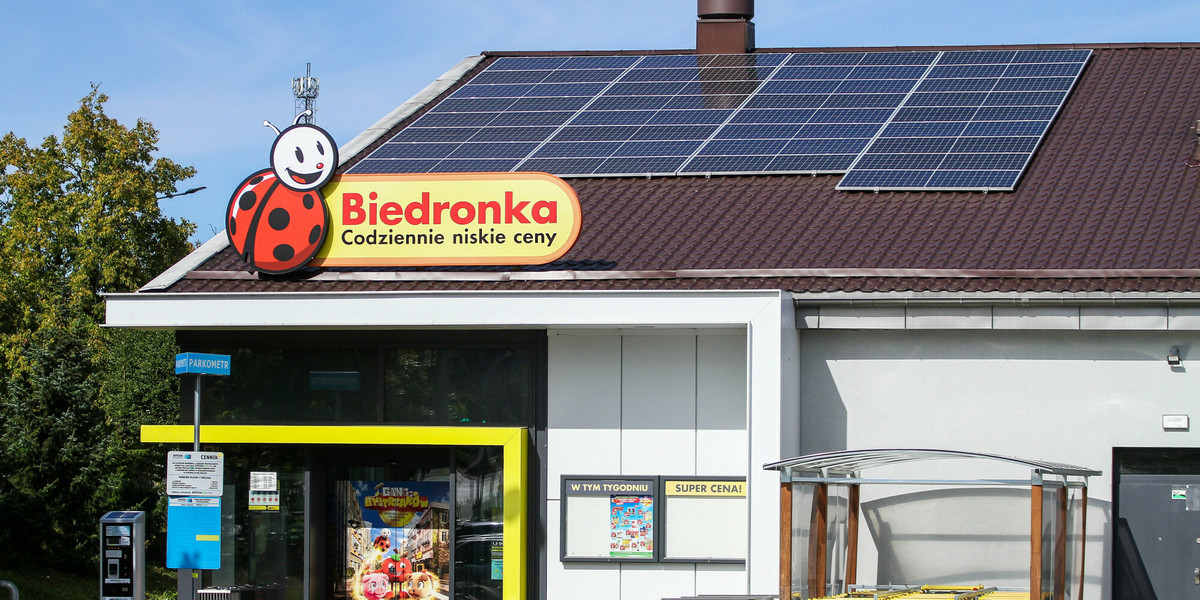 Już niedługo wszystkie sklepy sieci Biedronka będą miały na dachu instalacje fotowoltaiczną.