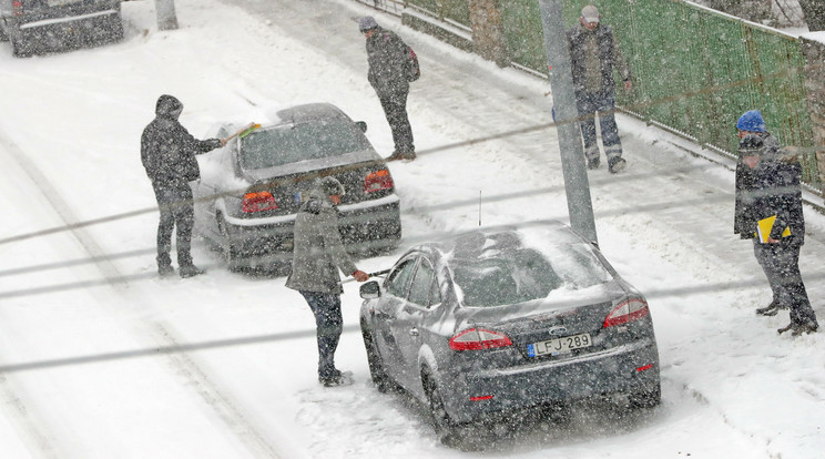 Az indulás sem volt egyszerű: először le kellett 
takarítani a járgányt / Foto: Varga Imre