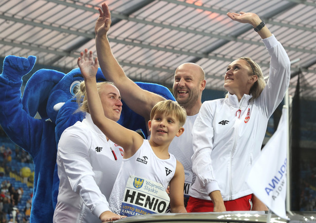 Kamila Lićwinko (P), Joanna Fiodorow (L) i Piotr Małachowski (2P) z synem Heniem, żegnają się z kibcami, podczas lekkoatletycznego memoriału Kamili Skolimowskiej