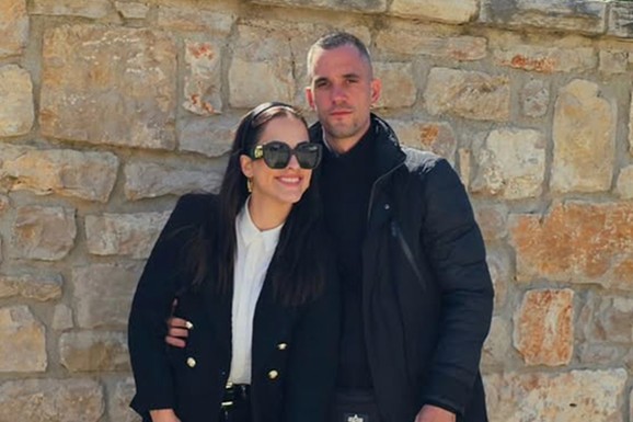 "DA LI JE OVO REALNO?" Naša pevačica rodila dvoje dece hrvatskom biznismenu, a sad javno traži savete na mrežama: Otkrila kroz šta prolazi