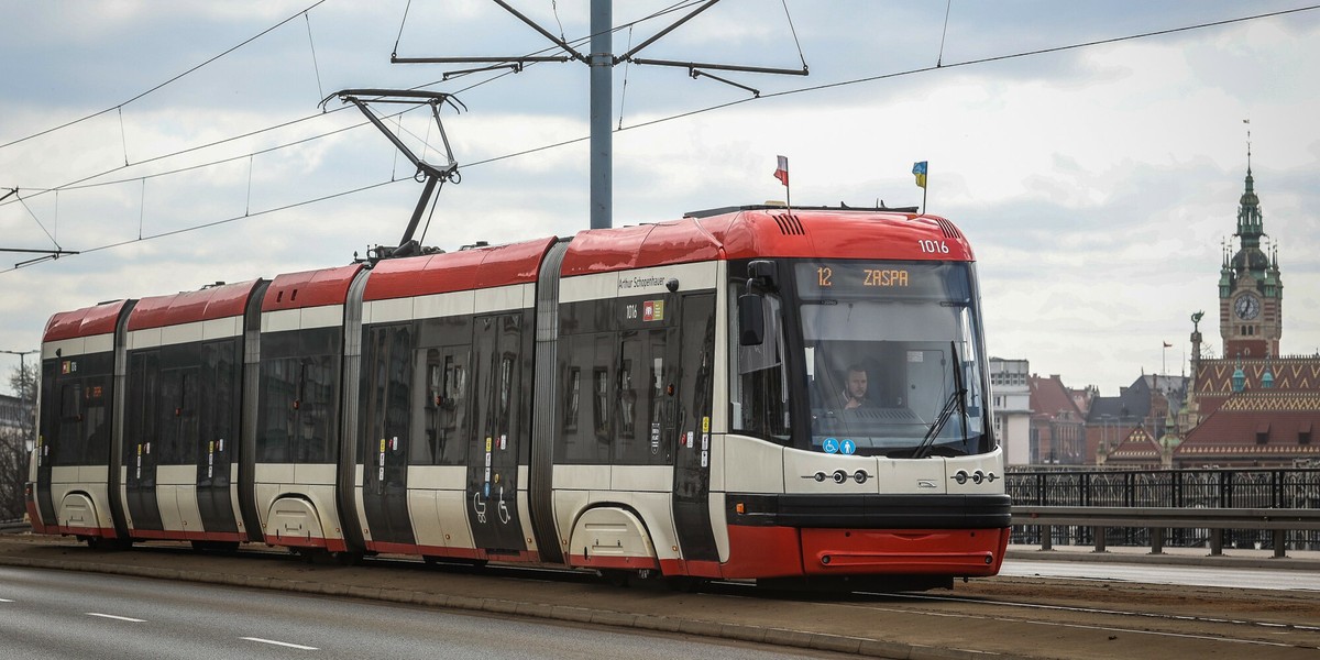 Wprowadzenie zerowej stawki VAT na transport publiczny miałoby pomóc obniżyć ceny biletów dla Polaków.