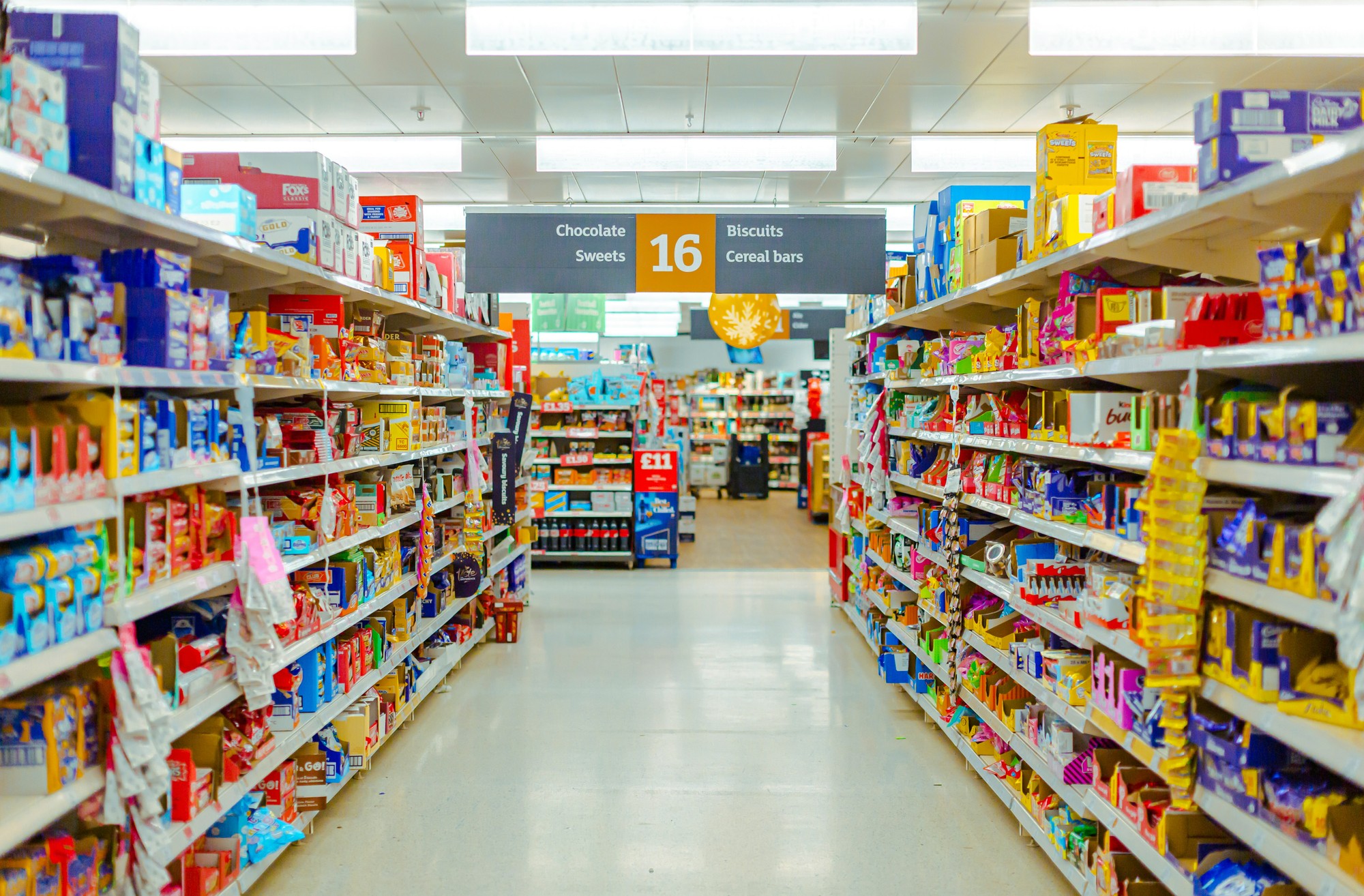 Supermarkety sú navrhnuté ako psychologické pasce, kde nás rozloženie tovaru, hudba a dokonca aj typ pokladne nenápadne nútia minúť viac, než sme pôvodne plánovali.