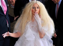 Bez stanika i butów... Lady GaGa jak Królewna Śnieżka z horroru - ZDJĘCIA!