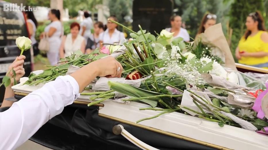 Virágok százai lepték el Dávidka sírját