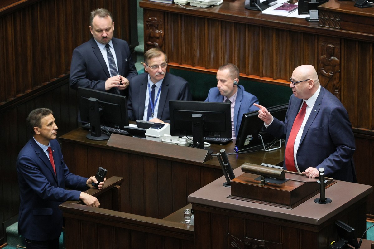 Warszawa, 12.06.2024. Poseł Kukiz'15 Jarosław Sachajko (L) i wicemarszałek Sejmu Piotr Zgorzelski (P) na sali obrad Sejmu w Warszawie, 12 bm. Posłowie uczcili minutą ciszy pamięć żołnierza - śp. Mateusza Sitka, który został śmiertelnie ugodzony nożem na polsko-białoruskiej granicy. (mr) PAP/Paweł Supernak