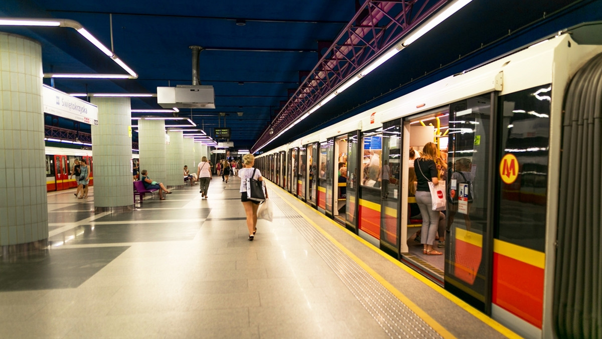 Do sieci trafiło zdjęcie z warszawskiego metra. Czy tak wygląda życie matki w dużym mieście?