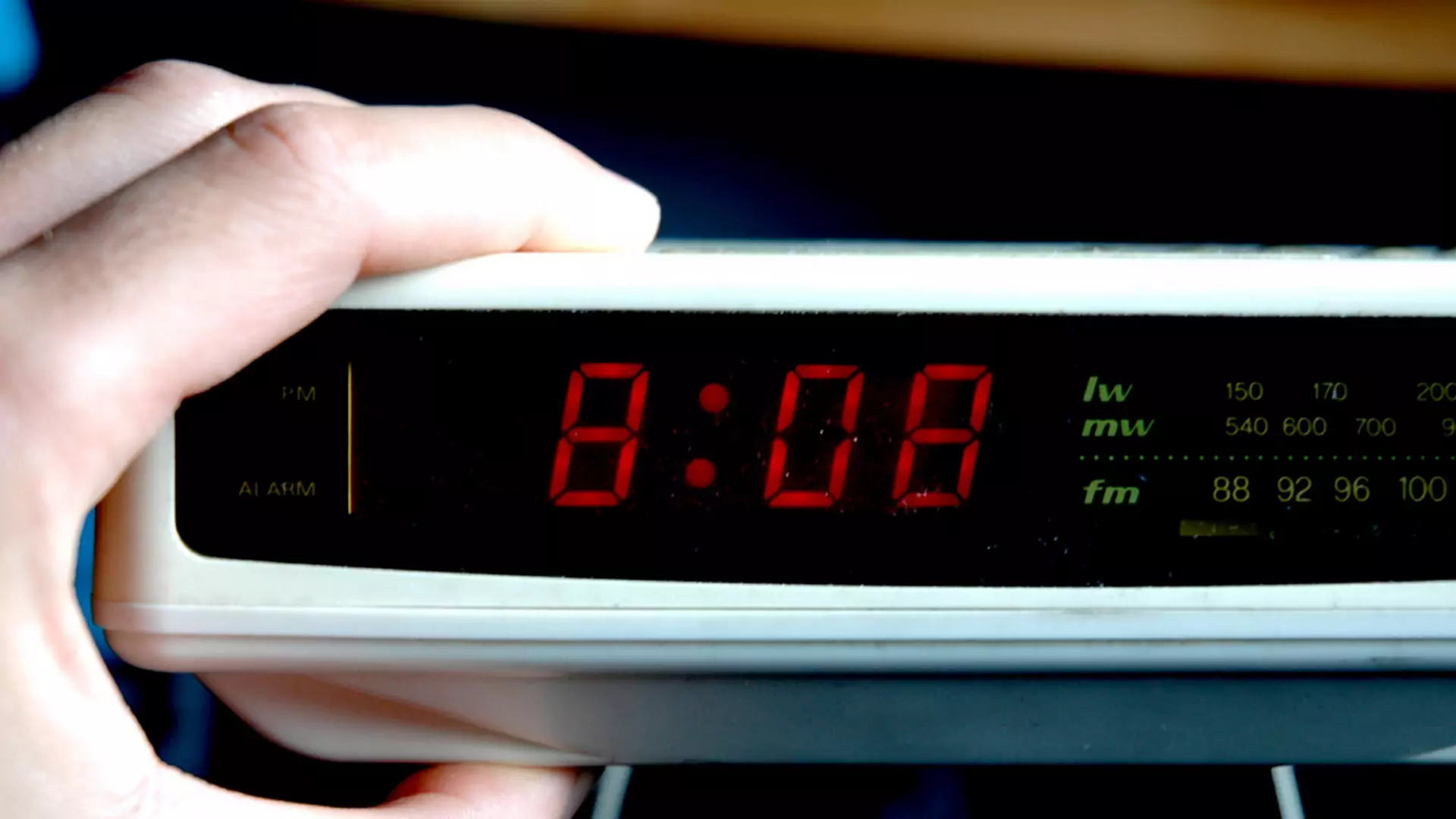 Zegary w prawie całej Europie spóźniają się o 6 minut. Przyczyną konflikt na Bałkanach