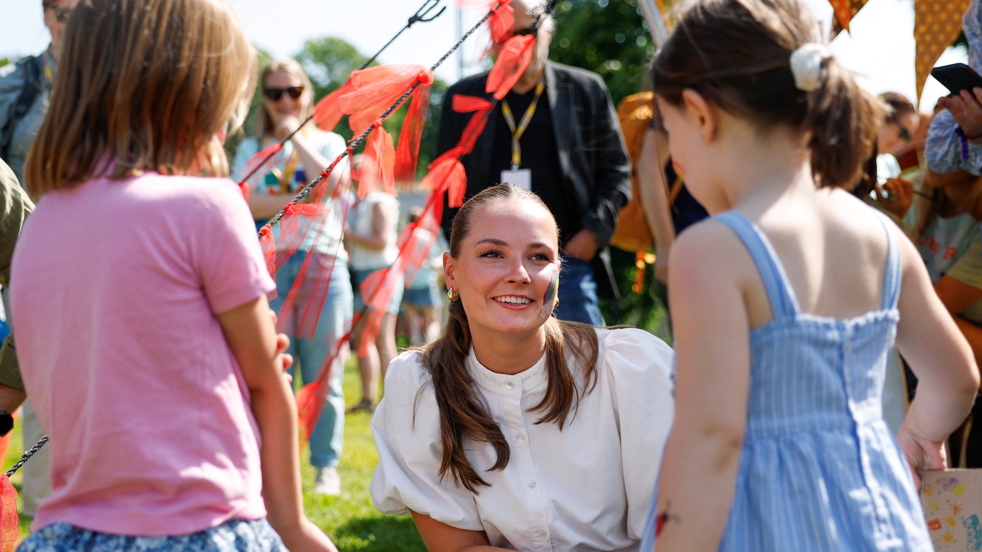 Nórska princezná Ingrid Alexandra s deťmi na festivale Minioya pre deti a rodiny v parku Toyen v Osle v Nórsku 14. júna 2025. NTB/Jonas Been Henriksen cez REUTERS