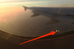 Po co w oknach samolotu robi się małe otwory