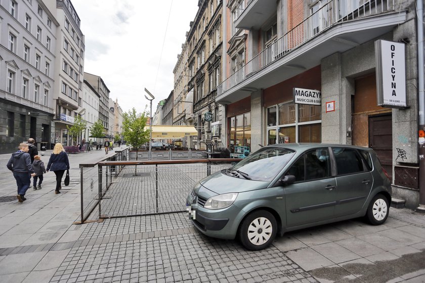 Katowice. Zepsute słupki na Mariackiej blokujące wjazd na ulicę