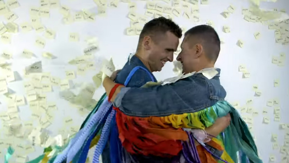 "Inni". Jakub & Dawid nagrali hymn dla LGBT+. Wśród twórców scenografii Duda