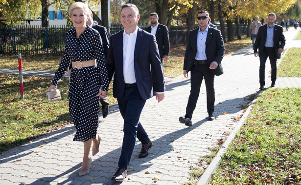 Prezydent Andrzej Duda z małżonką w drodze do lokalu wyborczego