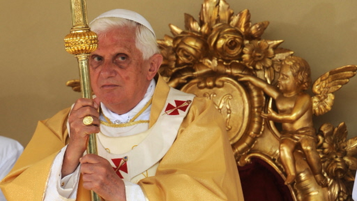 Papież Benedykt XVI spotkał się w Watykanie z przewodniczącą amerykańskiej Izby Reprezetantów Nancy Pelosi. Papież rozmawiał z nią na temat aborcji, próbując przekonać ją do wpłynięcia na prezydenta USA Baracka Obamę w tej sprawie - informuje serwis CNN.