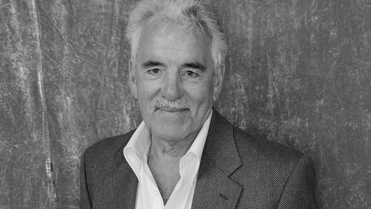 W wieku 69 lat zmarł <a href="http://film.onet.pl/dennis-farina" id="f5dc6332-91c9-45b1-b839-d117ae0055b0">Dennis Farina</a> - poinformowała agencja Associated Press. Niezapomniany odtwórca roli Mike'a Torello w telewizyjnym serialu "Crime Story" odszedł w poniedziałek w szpitalu w Scottsdale. Przyczyną śmierci był najprawdopodobniej zakrzep w płucach.