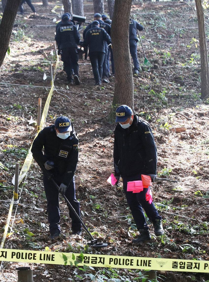 Južnokorejska policija prošlog novembra u potrazi za ostacima učenice koju je Li ubio 1989.