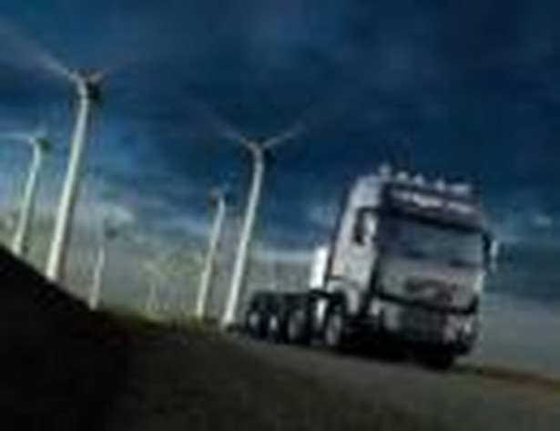 Nowy typ wiatraka napędzanego podmuchem powietrza wzbudzanym przez ciężarówki i podobne pojazdy z ciężkimi ładunkami przechodzi badania przy jednej z francuskich autostrad. Organizatorzy badania chcą zmierzyć, ile energii elektrycznej można uzyskać tą metodą.