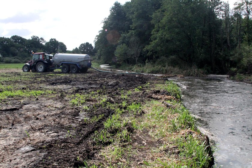 Jarosławiec: Śmierdząca piana w kanale. Urzędnicy uspokajają