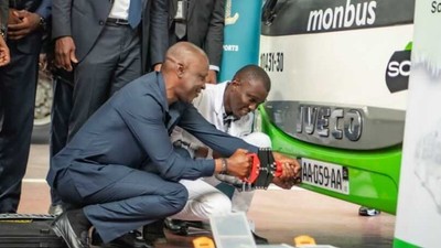Pose de la nouvelle plaque d'immatriculation par le ministre du transport