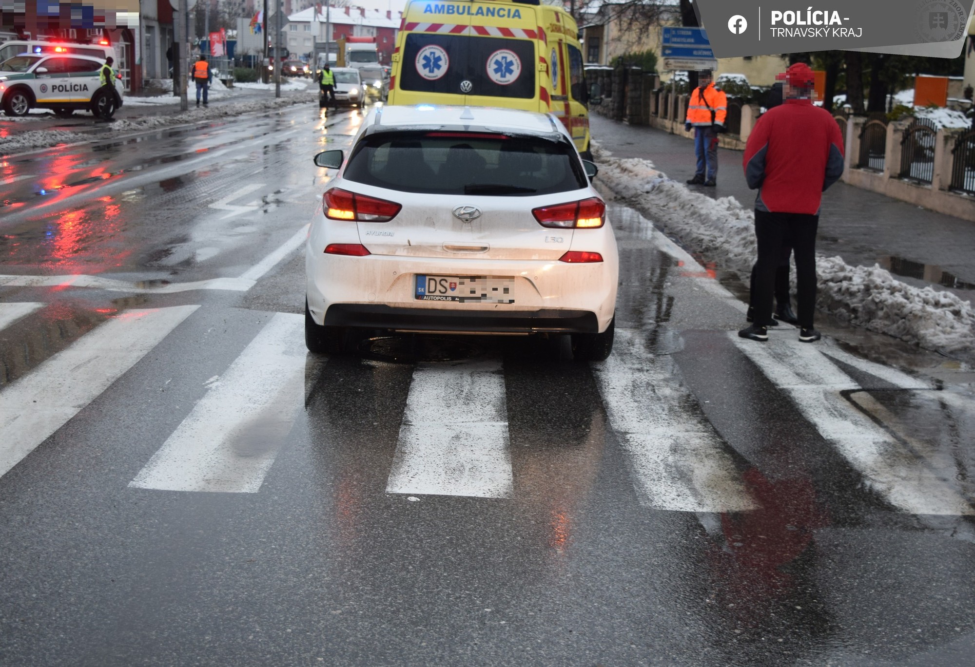 Vo Veľkom Mederi narazila vodička na priechode do ženy s dvoma vnukmi.