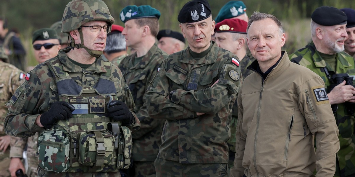 Duda spotkał się z generałami atakowanymi przez ministra. Wymowne zdjęcie.