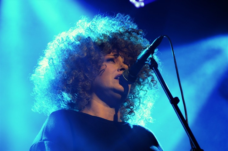 Nosowska na scenie warszawskiego klubu Stodoła. Koncert z 3 listopada 2018 roku.