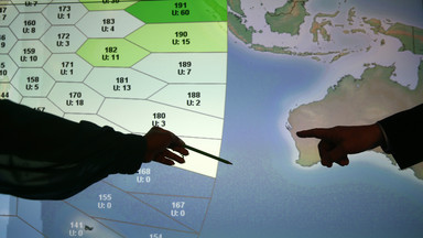 Rodziny pasażerów zaginionego samolotu przyleciały do Kuala Lumpur