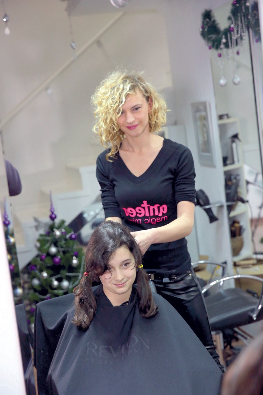 Frizerka Svetlana Vlajković vezuje repiće Nađi