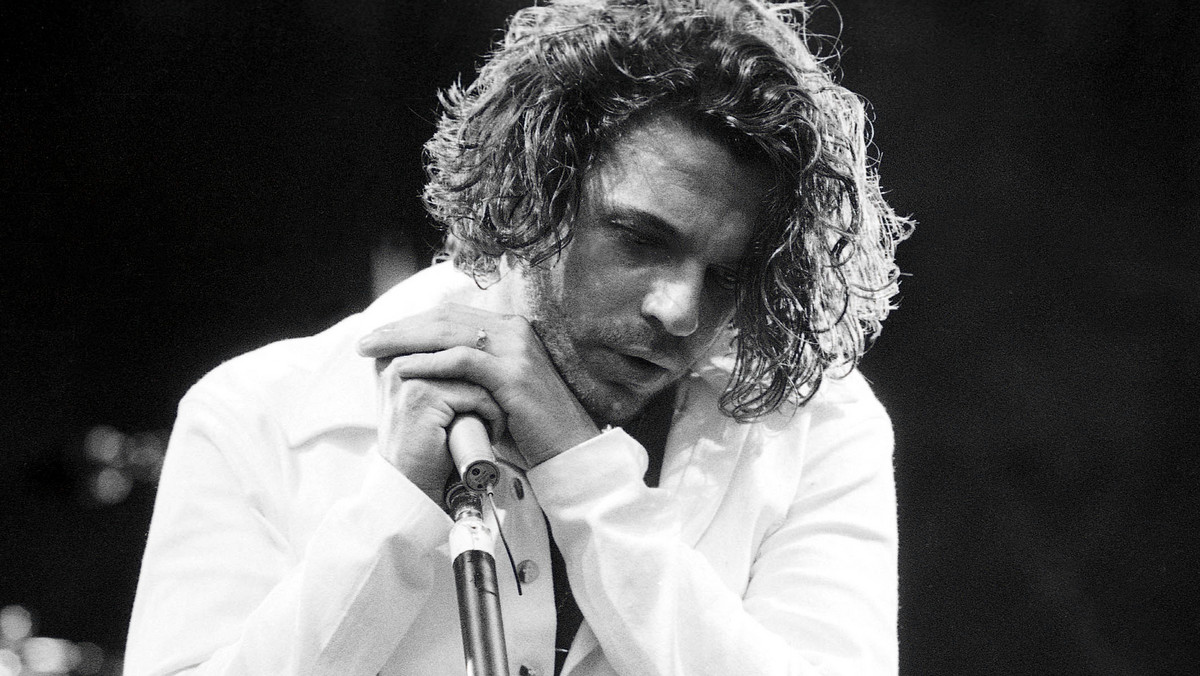 Hutchence miał wszystko poza szczęściem. Tragedię rozpoczął jeden telefon