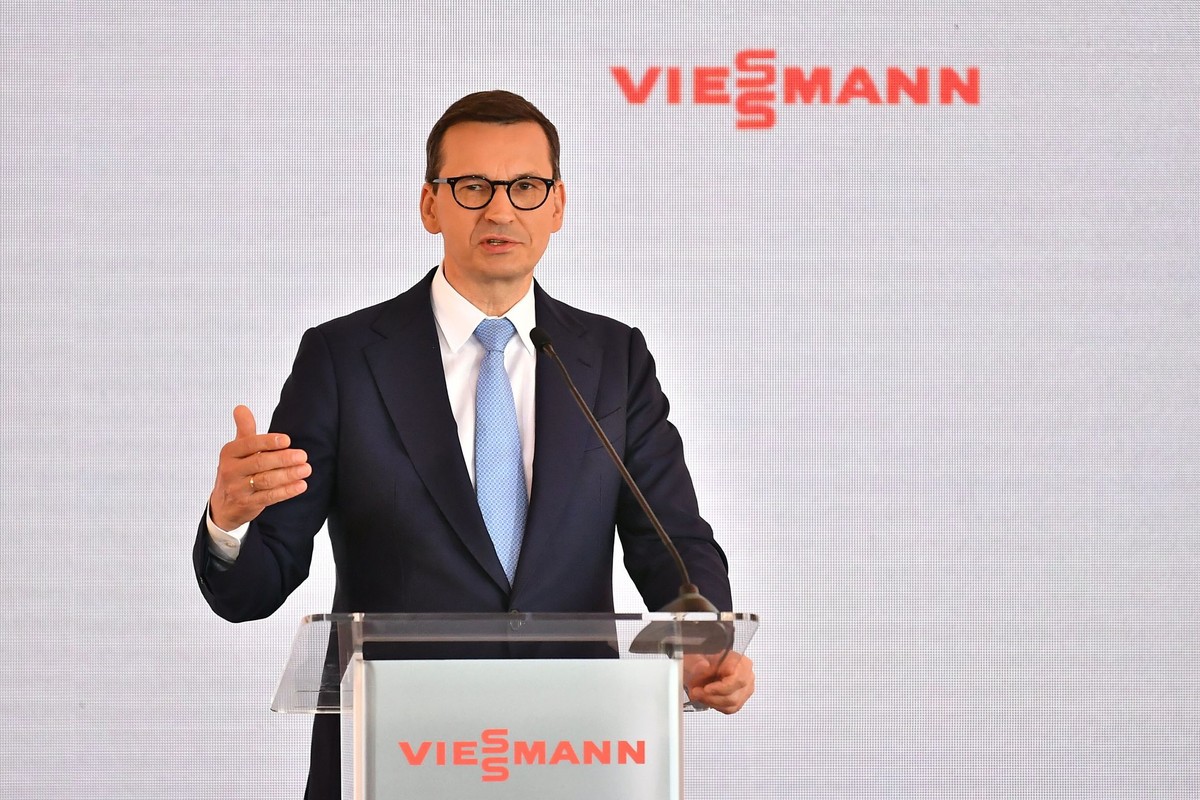 Premier Mateusz Morawiecki podczas uroczystości wkopania kamienia węgielnego pod budowę nowej fabryki pomp ciepła firmy Viessmann w Legnicy