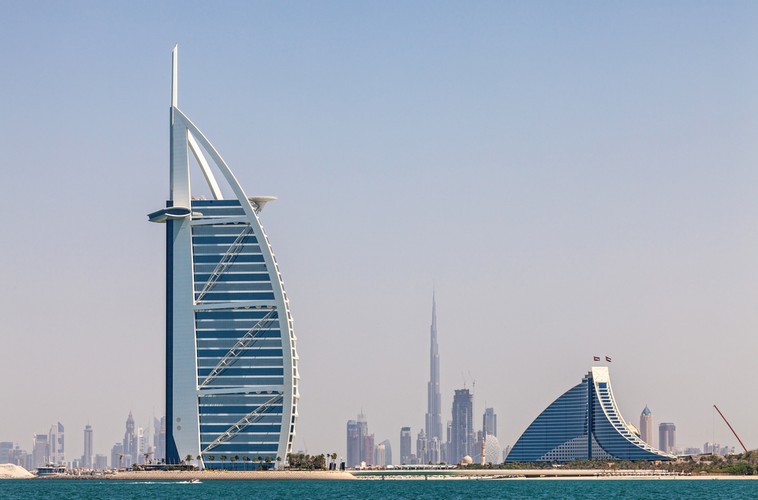 Burj al Arab - okrzyknięty najbardziej luksusowym hotelem na świecie. Może się pochwalić aż 7 gwiazdkami, kiedy oficjalna kategoryzacja hoteli kończy na 5 gwiazdkach. Hotel posiada kształt żagla i położony jest na sztucznej wyspie usypanej na wodach Zatoki Perskiej.