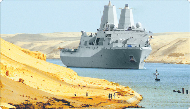 Kanałem zbudowanym przez Francuzów poruszają się nie tylko tankowce oraz kontenerowce. Regularnie przepływają tędy jednostki armii amerykańskiej oraz okręty izraelskie Fot. U.S. NAVY