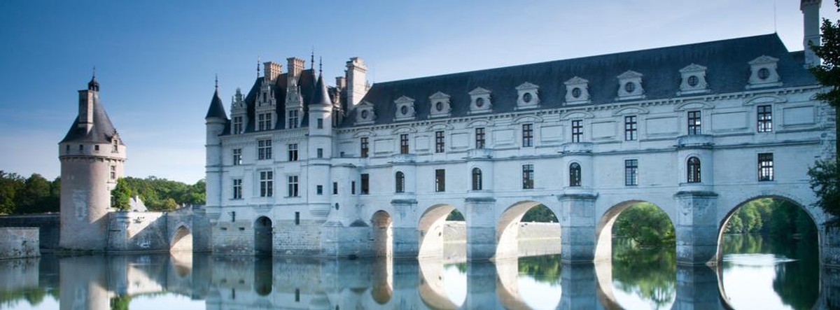 10 .miejsce : Zamek Chenonceau, Zamek Dam – jest jednym z tzw. zamków nad Loarą, usytuowanym w miejscowości Chenonceaux we Francji. Bywa często nazywany także Zamkiem Dam ze względu na sześć kobiet, które jako jego właścicielki stopniowo go rozbudowywały. Były to: Katherine Briçonnet, Diana de Poitiers, królowe Katarzyna Medycejska i Ludwika Lotaryńska oraz Louise Dupin i Marguerite Pelouze.