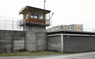 Wybuchy i śpiewy pod więziennym murem. Koszmar mieszkańców Białołęki