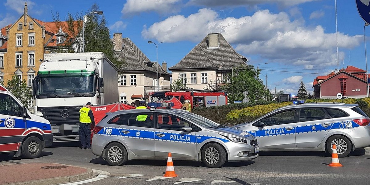 Wypadek w Mrągowie. Ciężarówka ciągnęła za sobą potrąconą kobietę.