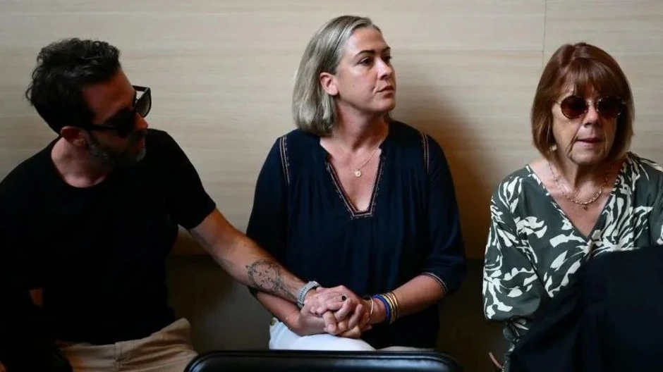 Žizel Peliko (desno) sedi sa ćerkom Karolinom u sudnici u Avinjonu | Foto: BBC