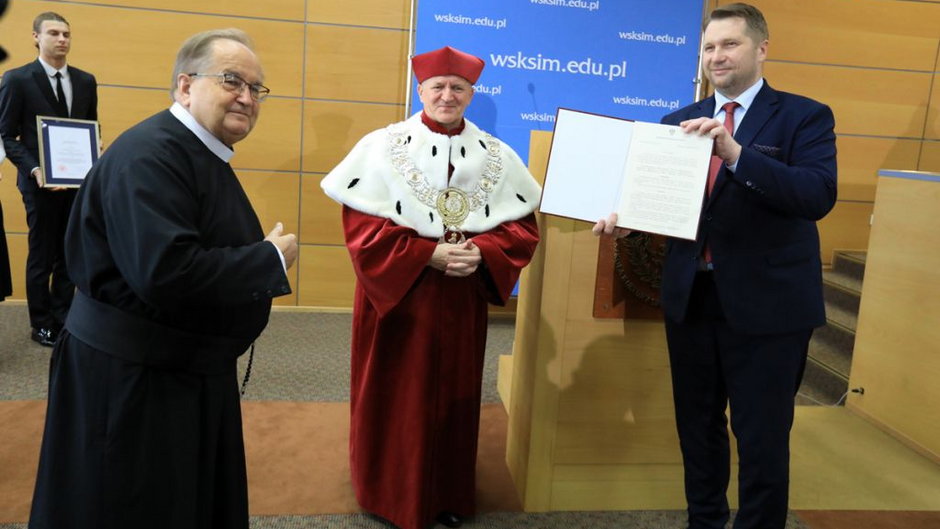 Ojciec Tadeusz Rydzyk i Przemysław Czarnek. W środku Zdzisław Klafka, rektor WSKSiM