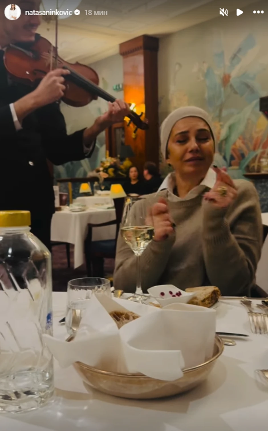 Nataša Ninković u provodu dok violinista svira