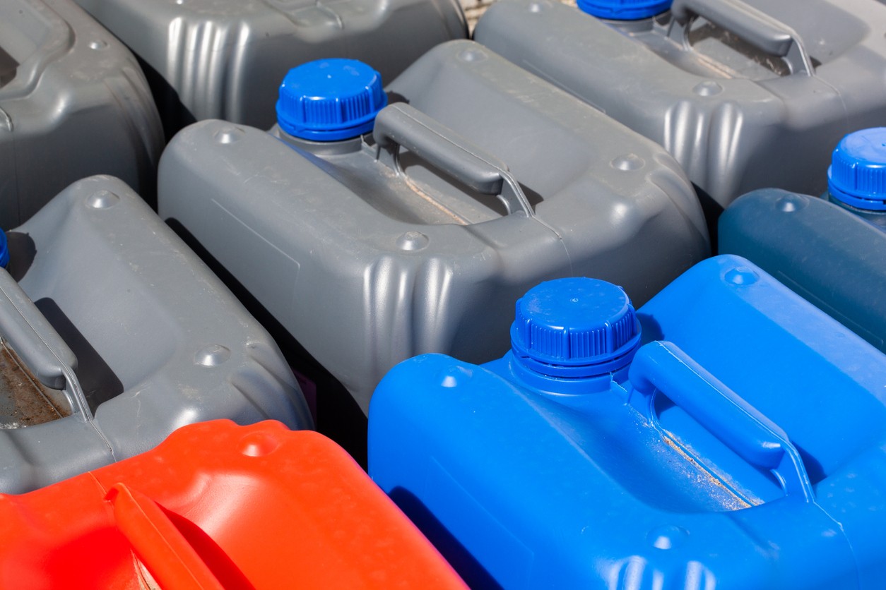 Skladovanie paliva v plastových nádobách urýchľuje jeho degradáciu a zvyšuje riziko korózie palivového systému v roku 2026. V SR odborníci odporúčajú používať stabilizátory pre dlhšiu trvanlivosť. 