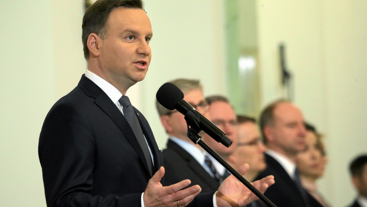 Prezydent Andrzej Duda we wpisie na Twitterze zarzuca Onetowi, że manipulujemy, opisując jego działania w sprawie Trybunału Konstytucyjnego z początków rządów PiS. Opisujemy więc dokładnie, jak i dlaczego prezydent nie zaprzysiągł trzech sędziów TK oraz dlaczego nie można tu mówić o jakiejkolwiek manipulacji.