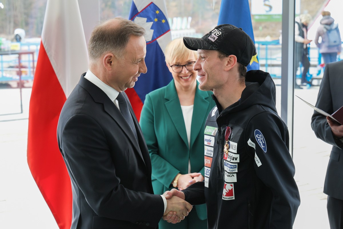 Prezydent RP Andrzej Duda (L) odznacza słoweńskiego skoczka Anze Laniska (C) na skoczni w Planicy