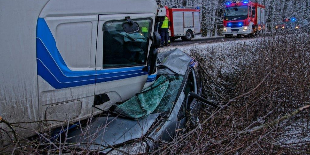 Groźny wypadek pod Krotoszynem. Z samochodu została miazga