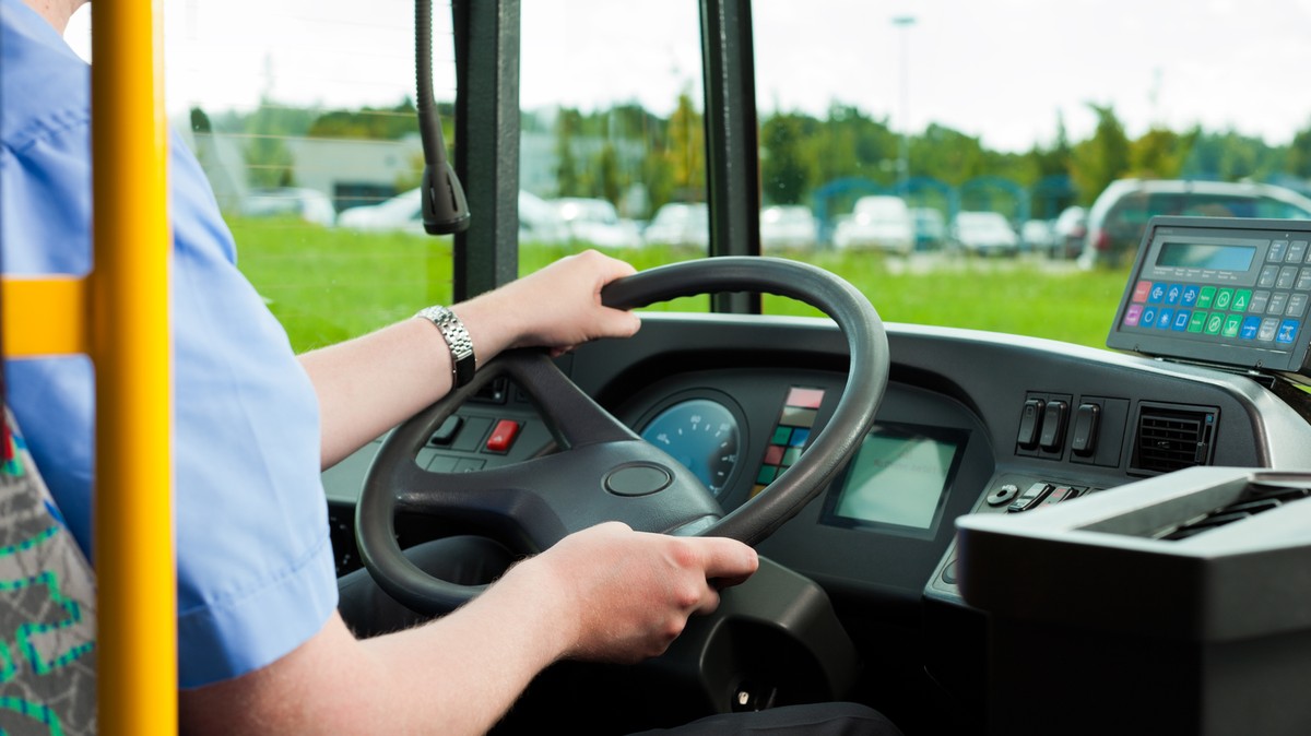 Egy részeg buszsofőr Hájnál leállt, lenyúlta a bevételt, majd bezárta az utasokat és otthagyta őket