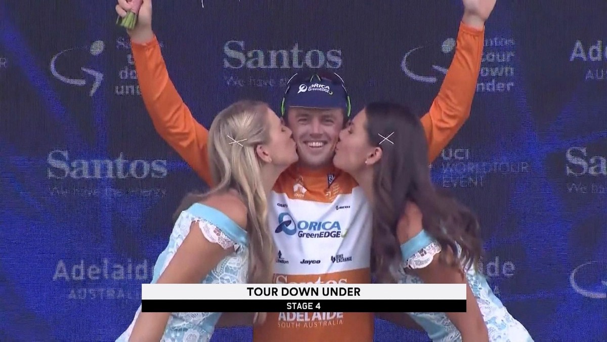 Nie będzie buziaków od pięknych kobiet dla kolarzy na podium wyścigu Tour Down Under. Taką decyzję podjął rząd Południowej Australii, który obciął fundusze na wynajęcie modelek. Organizatorzy wyścigu postanowili, że nagrody na podium będą wręczali młodzi kolarze.