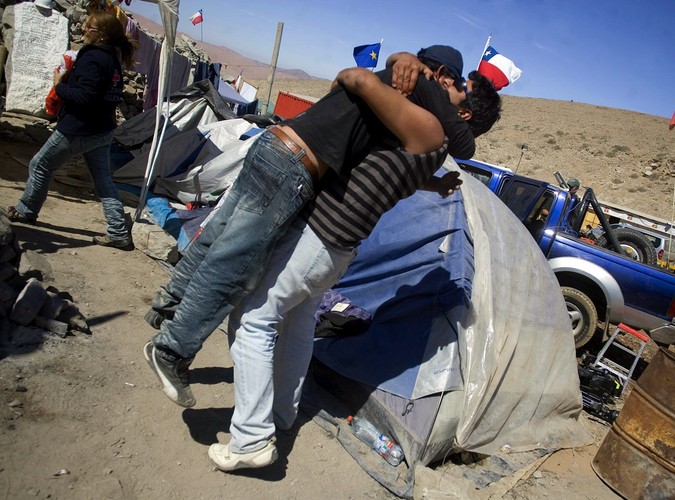 Wielka radość bliskich górników po informacji, że dowiercono się do miejsca, gdzie przebywają uwięzieni mężczyźni