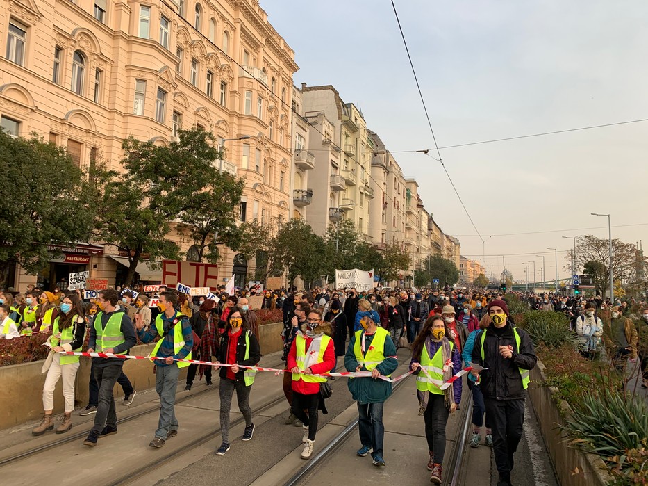 A menet elején az SZFE ellenállásának szimbóluma, a piros-fehér szalag. Mögötte maguk az ellenállók / Fotó: Balázs Barnabás