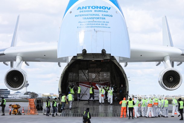 Transport maseczek z Chin. Antonow „Mrija na lotnisku Okęcie